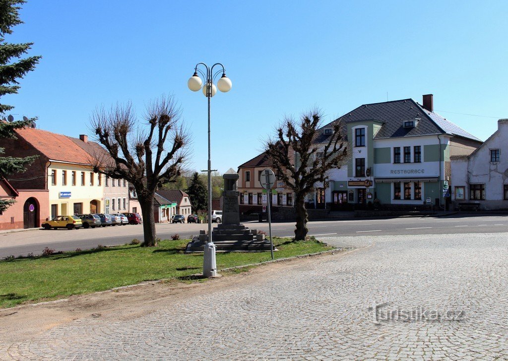 Tyršovo náměstí, pogled na spomenik