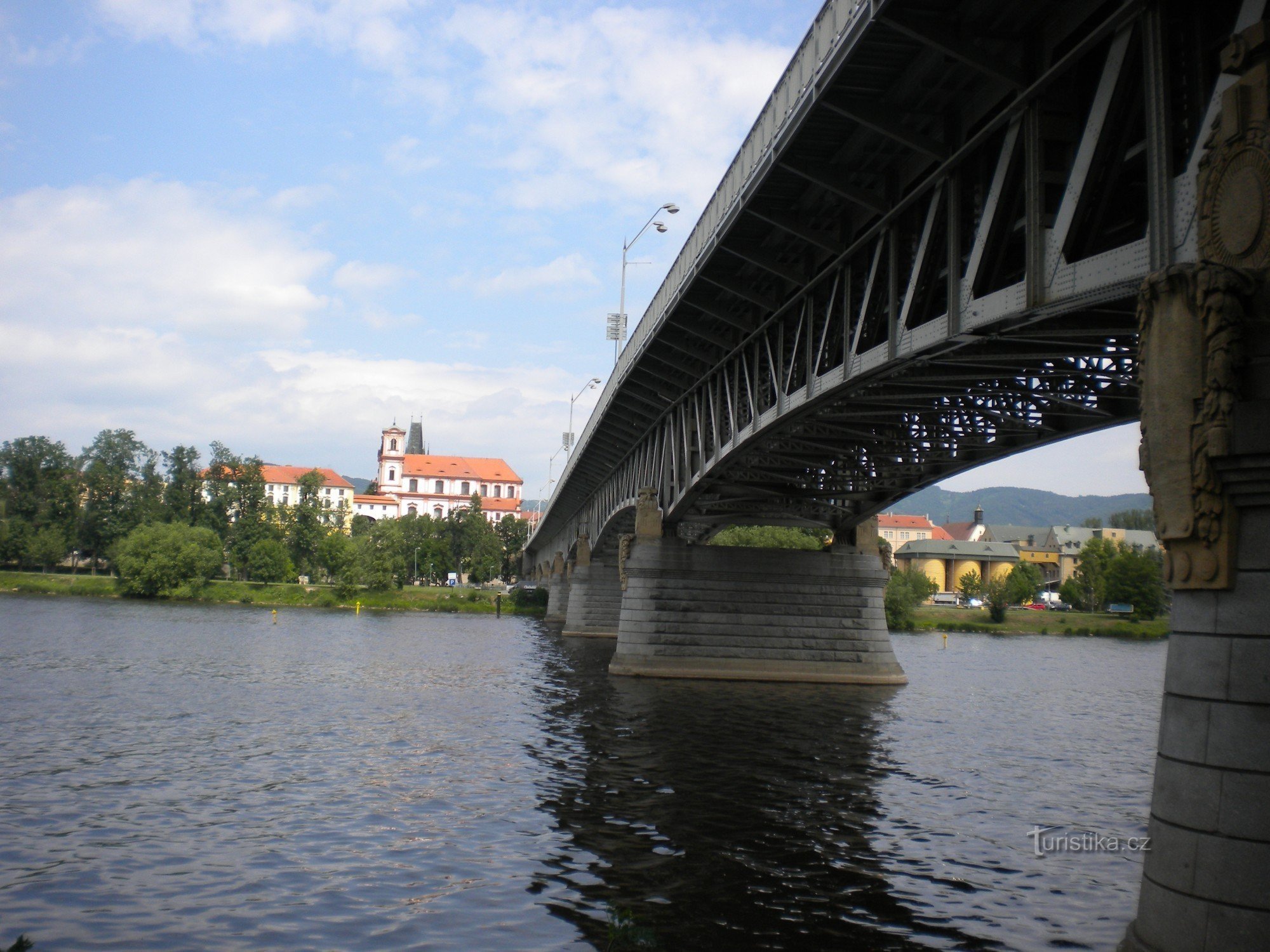 Pont Tyrš depuis la rive gauche de l'Elbe.