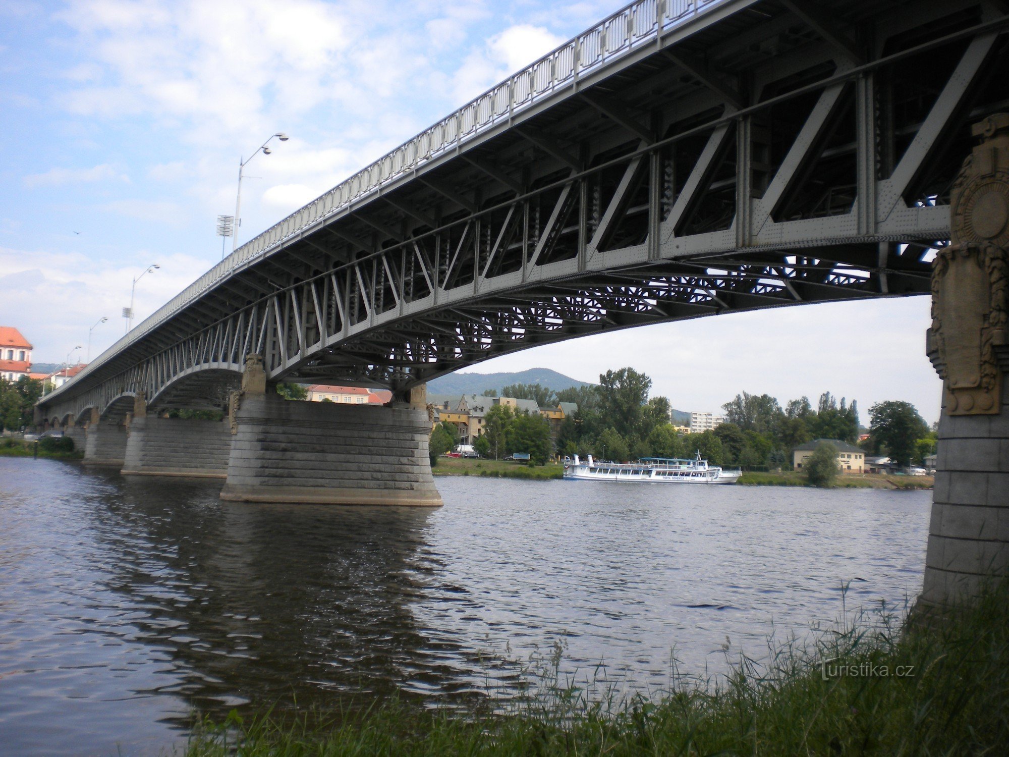 Tyrš-brug vanaf de linkeroever van de Elbe.