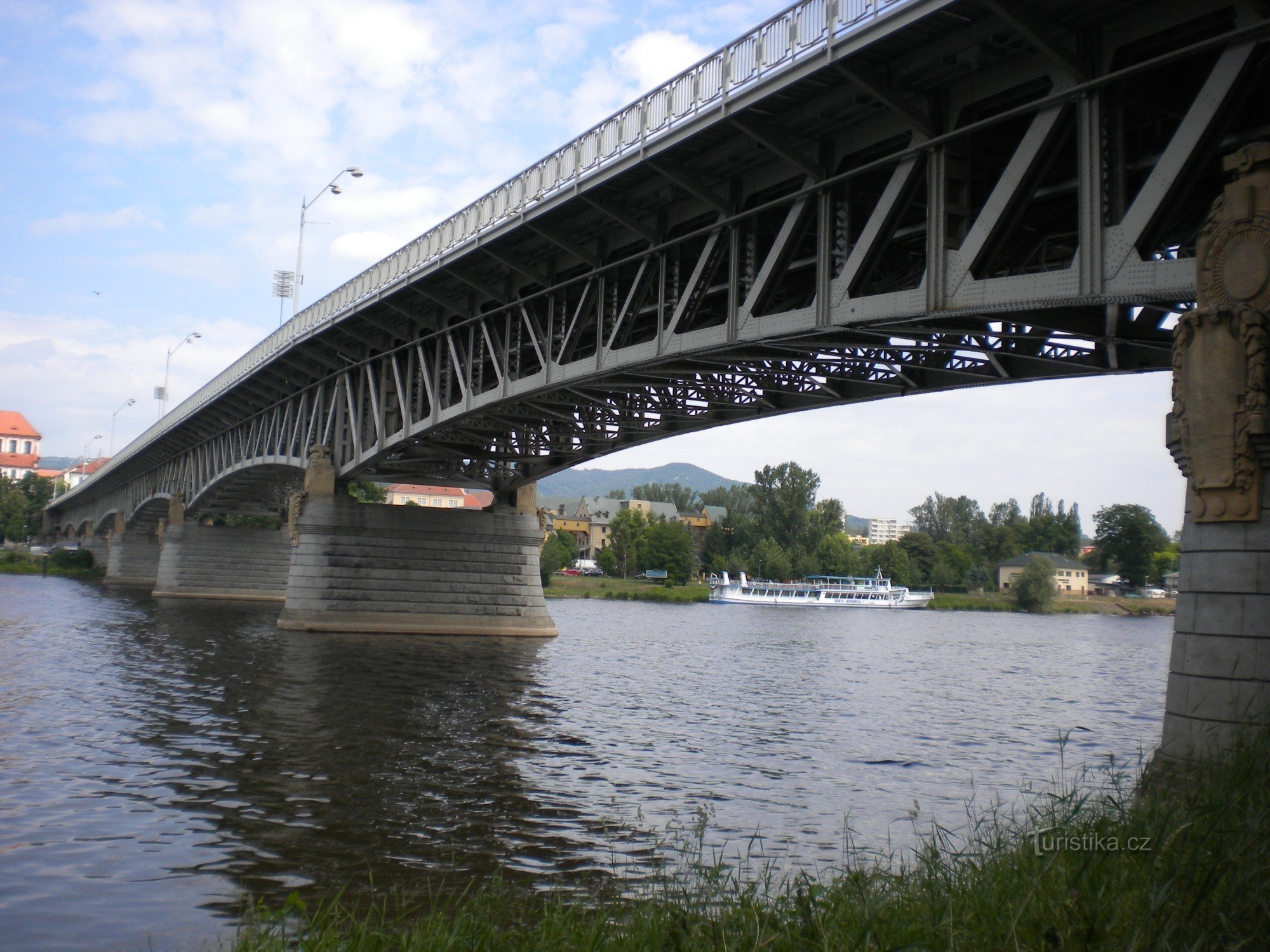 Tyrš-Brücke vom linken Elbufer.