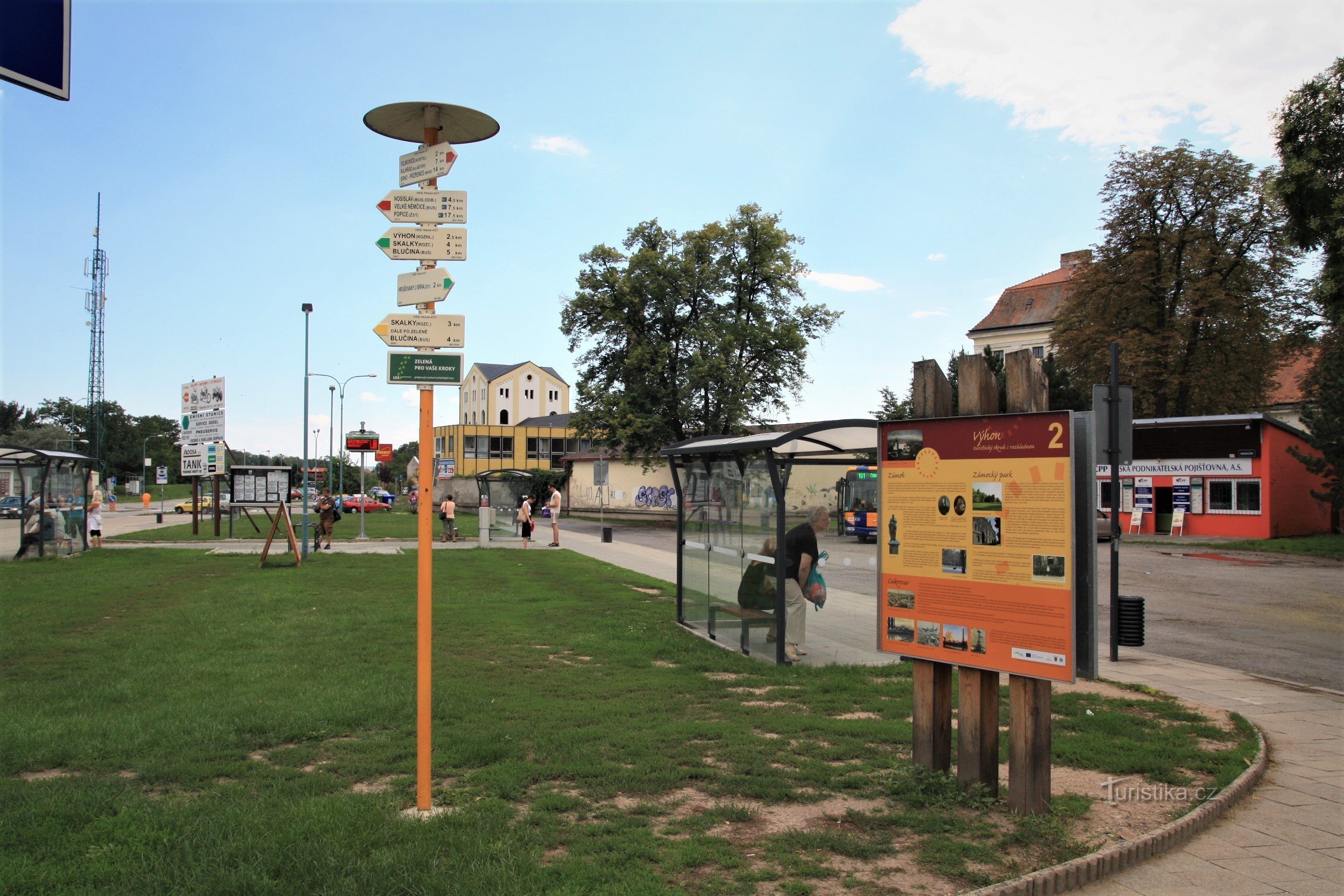 También hay un guía turístico en la estación de autobuses.