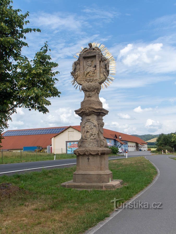 By the road and bike path to Albrechtice