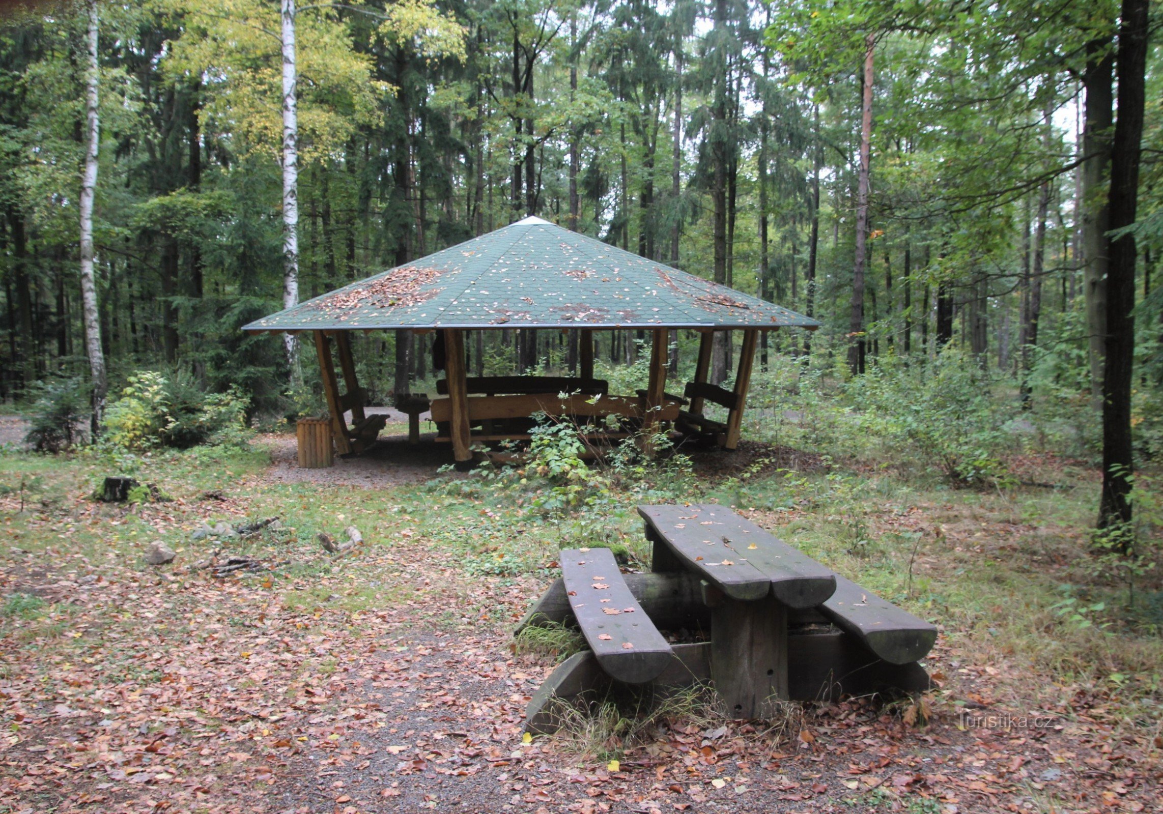 Ma egy turista pavilon áll az út mellett, az emlékmű közelében