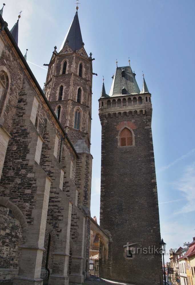 ved templet i St. Bartholomew med klokketårnet