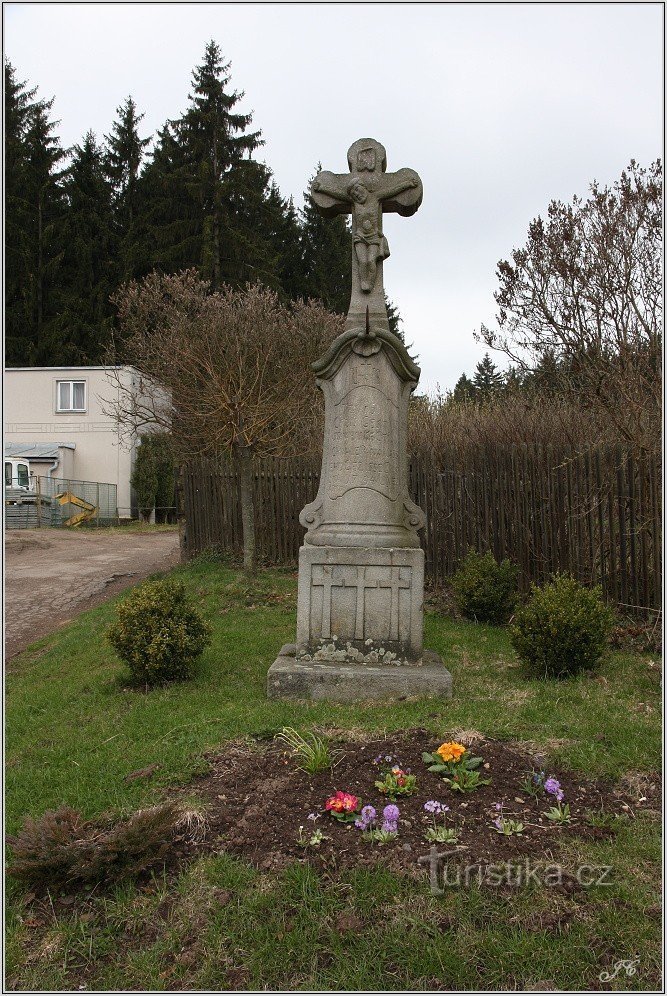 Bei neun Kreuzen - ein Steinkreuz