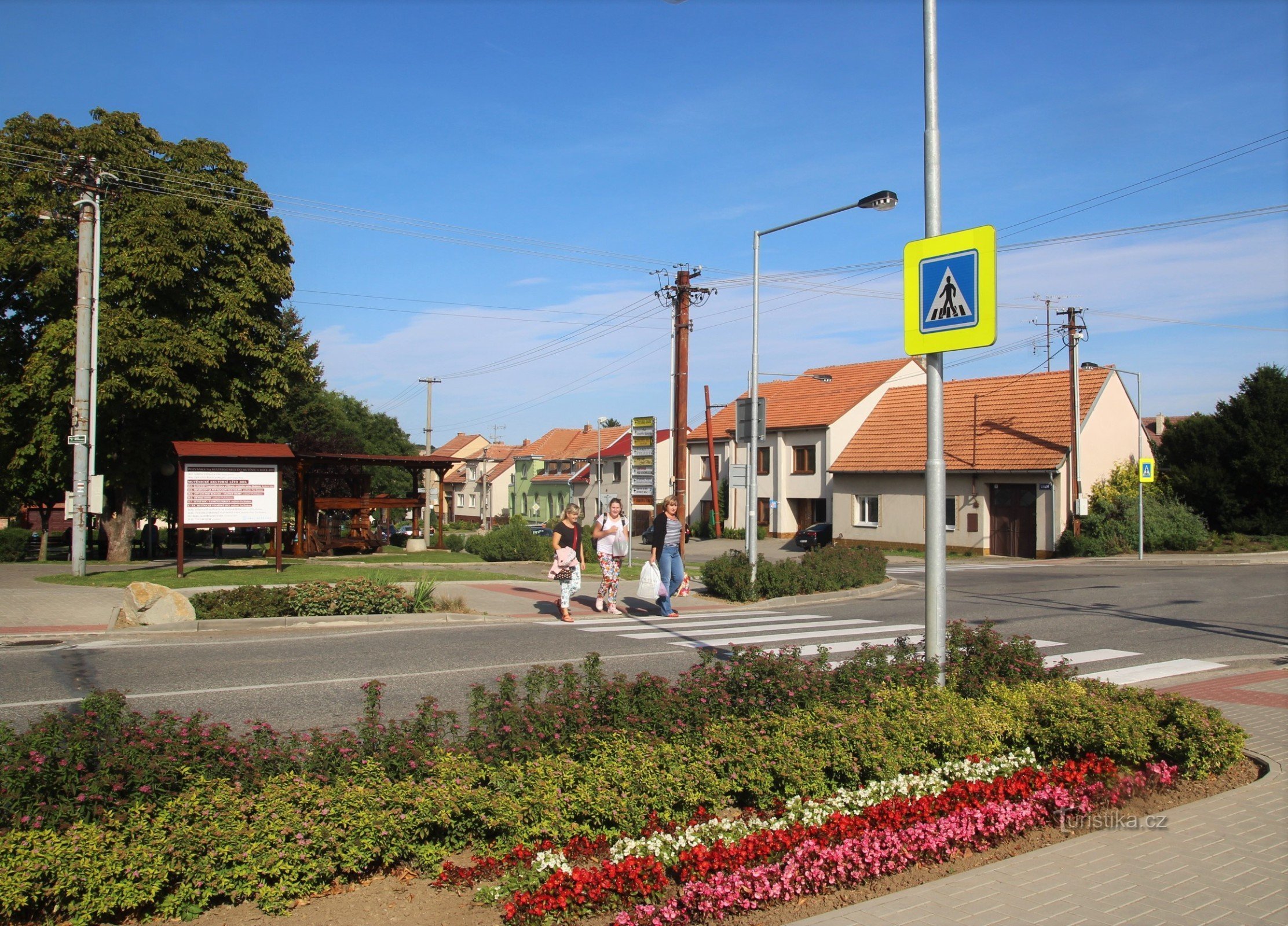 At the main Mütenice intersection