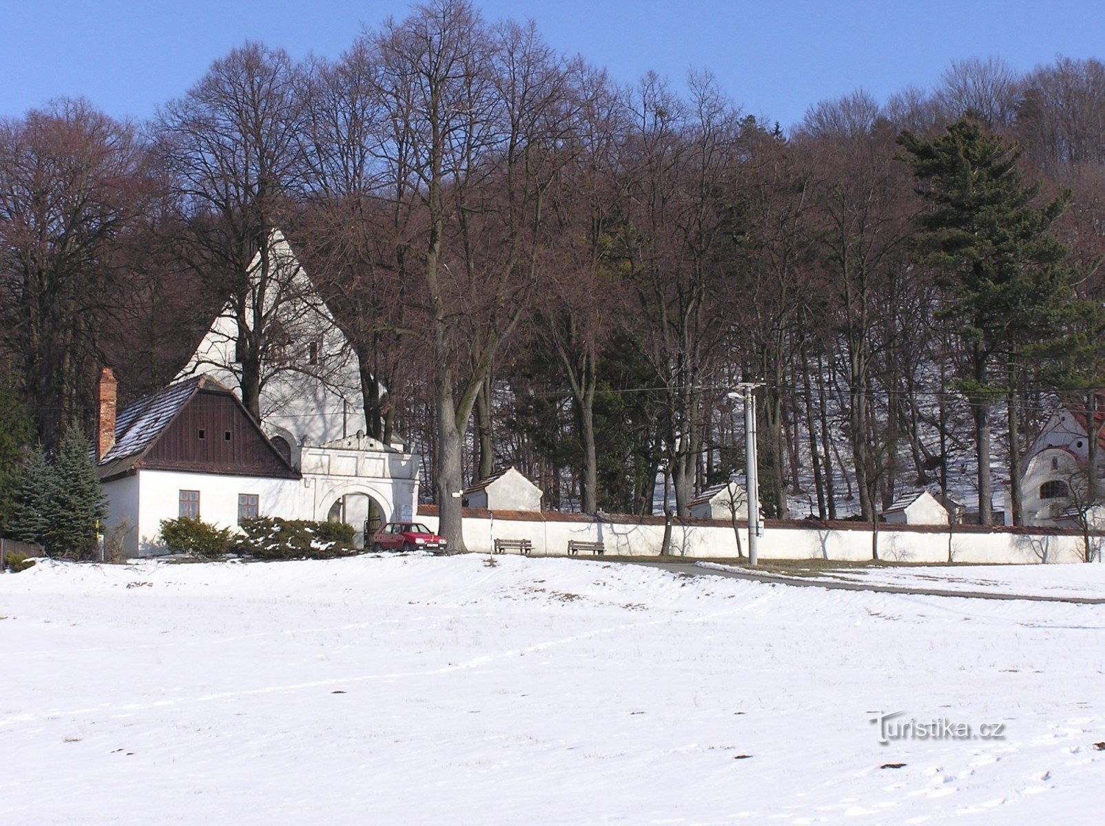 Vid den lilla kyrkan