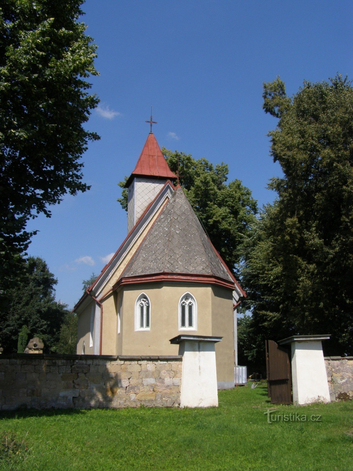 Bei der kleinen Kirche - der Kirche St. Peter und Paul