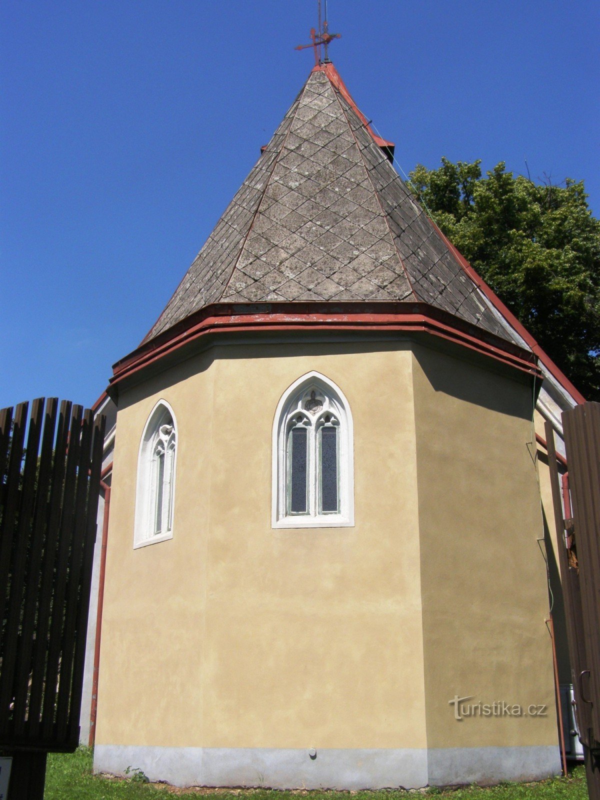 Vid den lilla kyrkan - kyrkan St. Peter och Paul