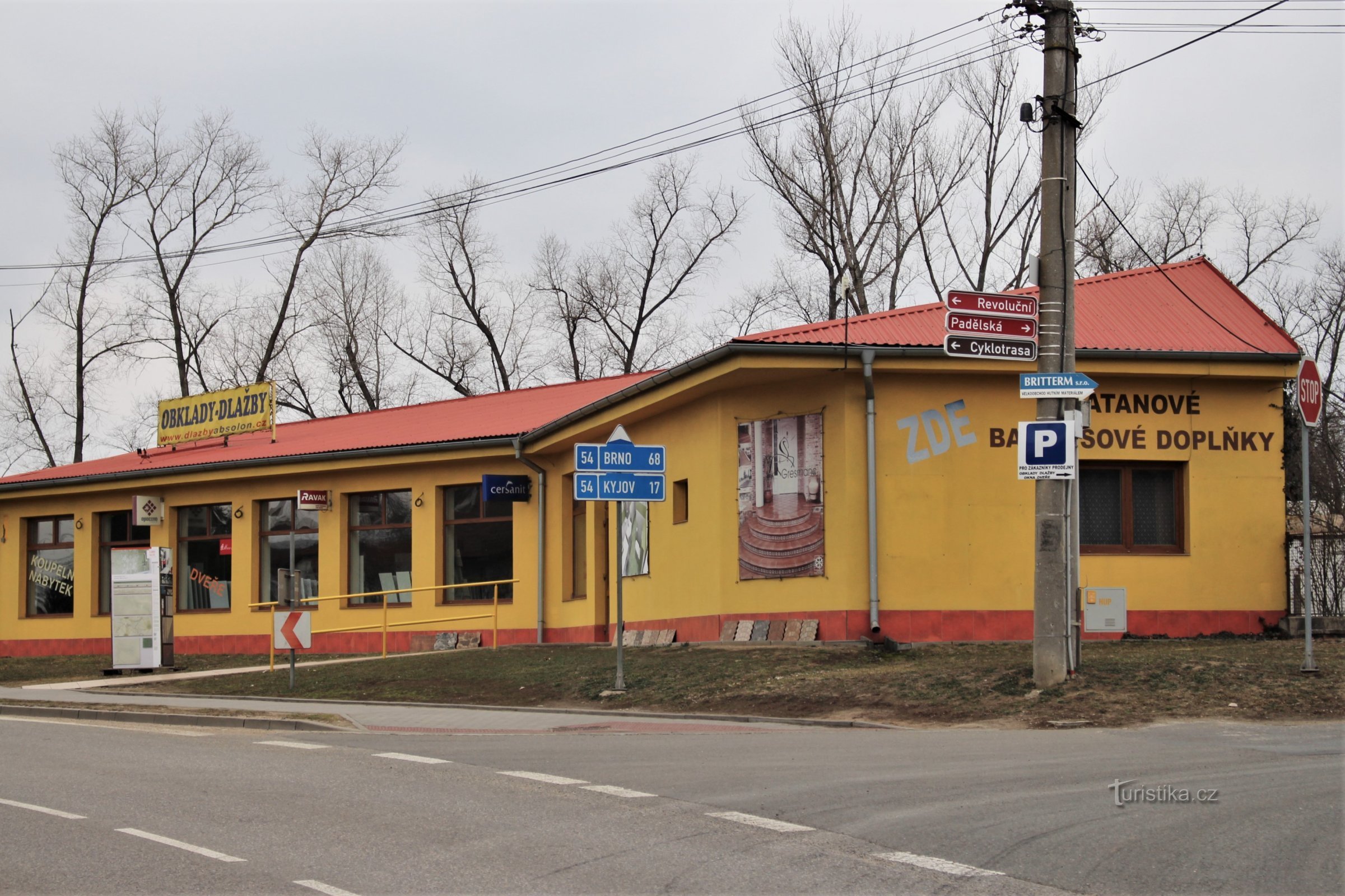 Na raskrižju prije tunela na glavnoj cesti