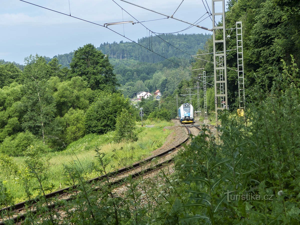 Bei Mladkov haben sie eine elektrifizierte Leitung nach Polen