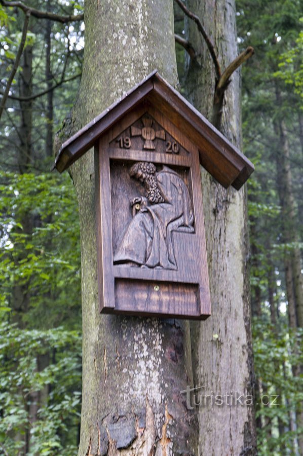 U Mnicha je malý reliéf na dřevě