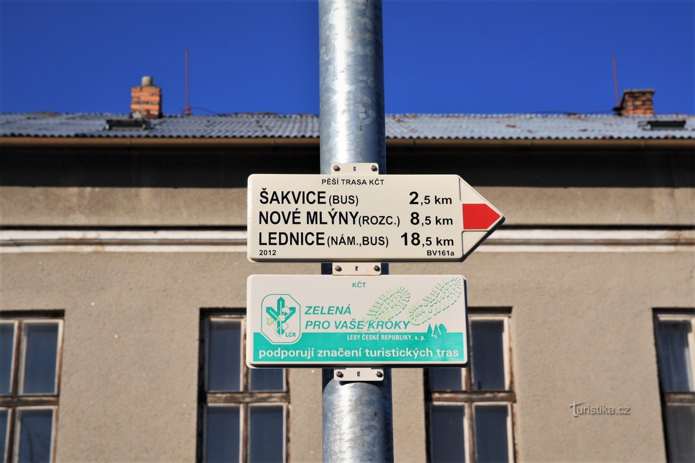 The red-marked tourist route leading to Lednice starts at the railway station and continues up to