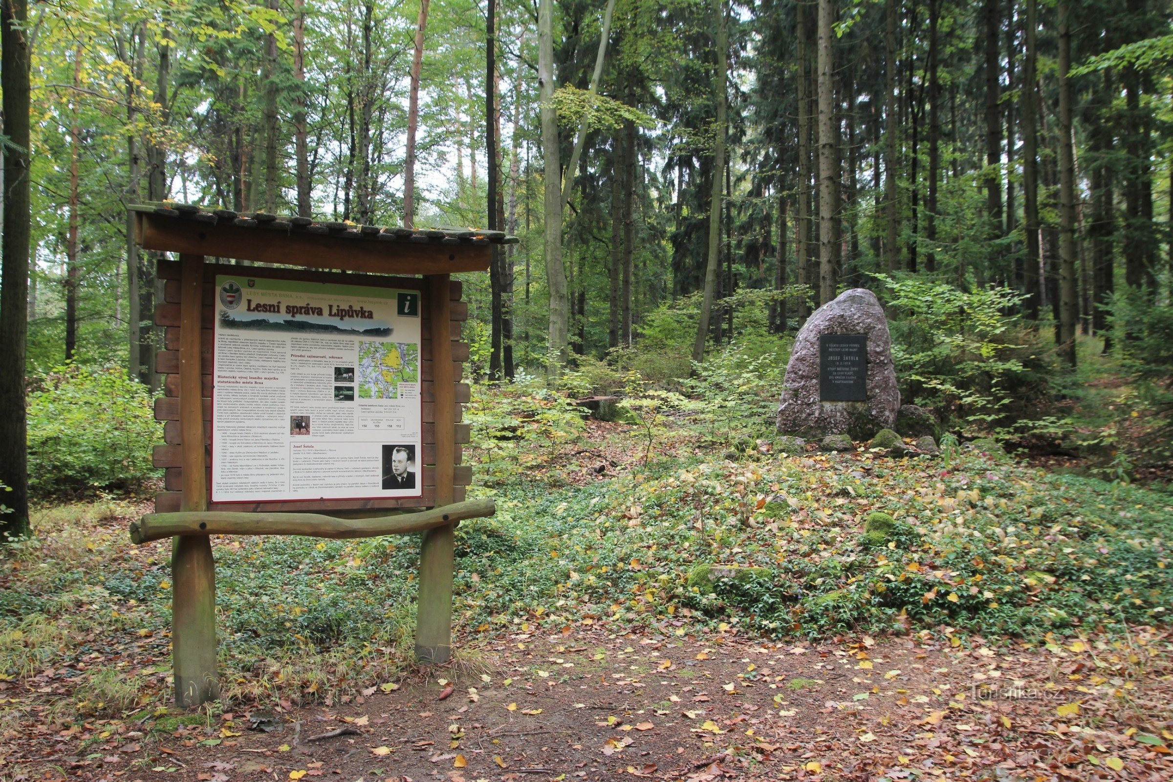 În apropierea monumentului există și un panou informativ