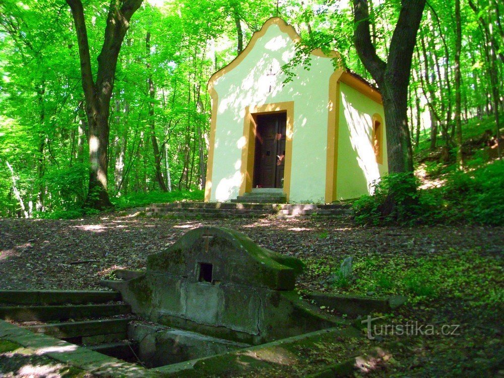 Bij de bedevaartskapel van de Maagd Maria uit 1873 bij het dorp Kostelec bij Holešov