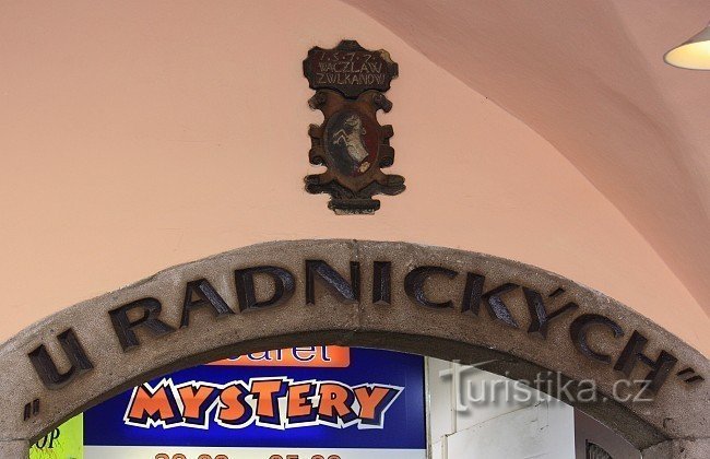 U Radnické - uma inscrição no arco