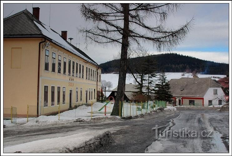 nära skolan: väg från Keplů