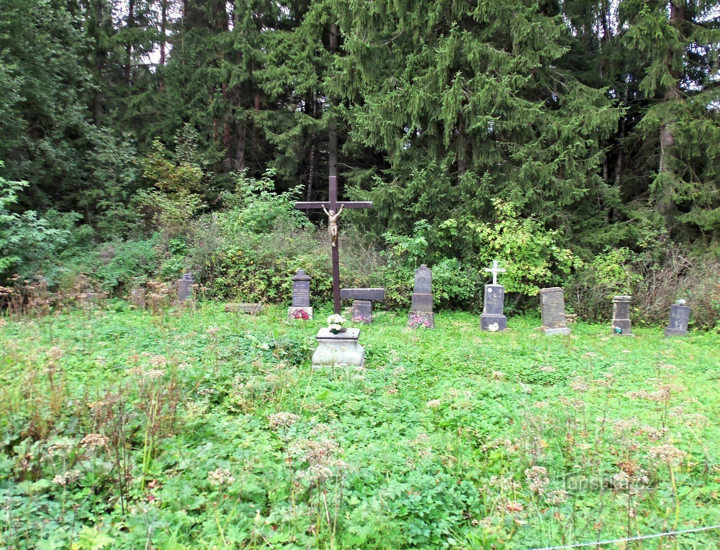 Hay un estacionamiento en este cementerio forestal y es fácil pasarlo por alto.