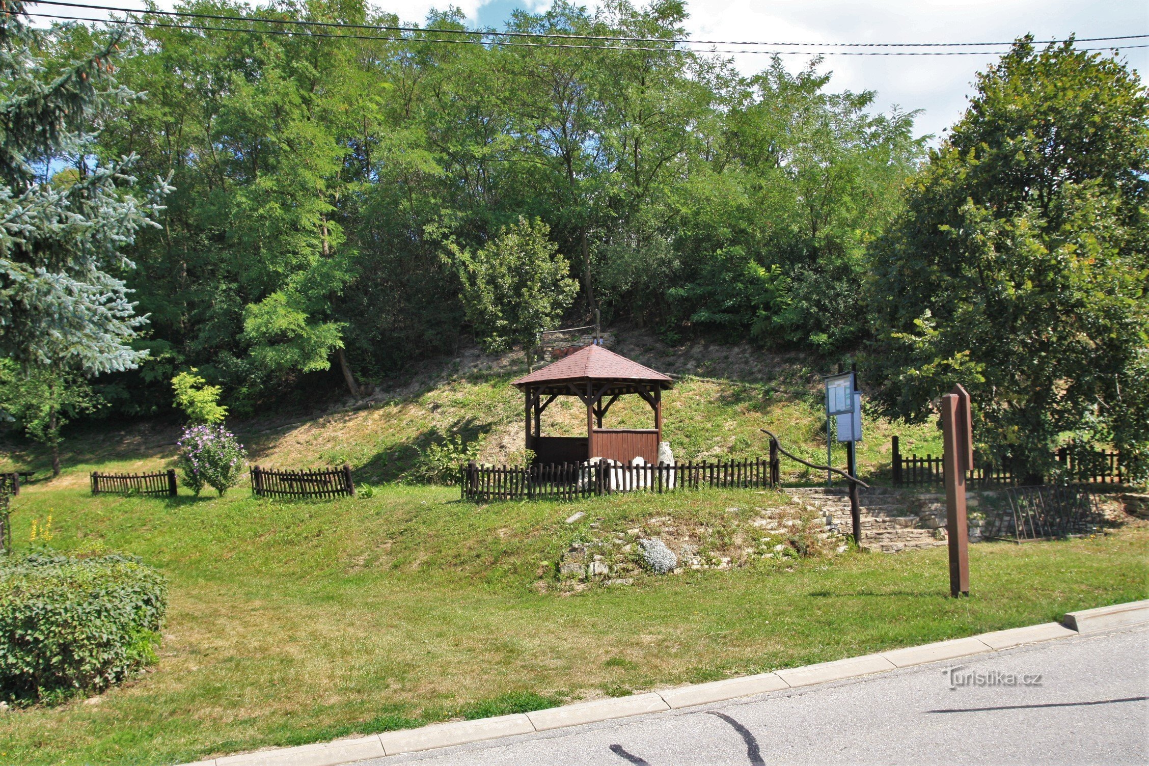 An educational trail starts at the tourist shelter leading a circular route around the area