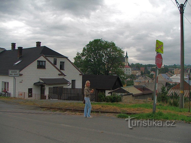 En la línea de tren en Budišov n. B.