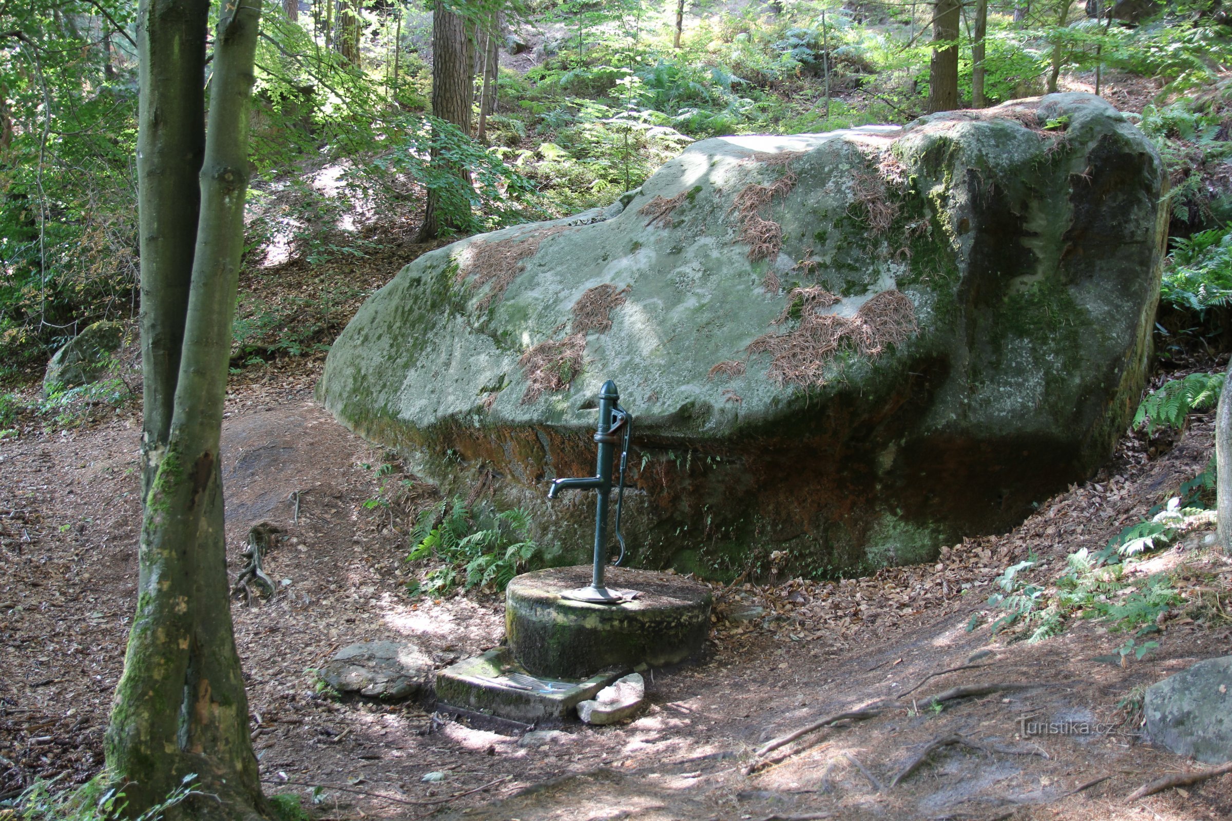 En Vondračka - un pozo funcional con agua potable