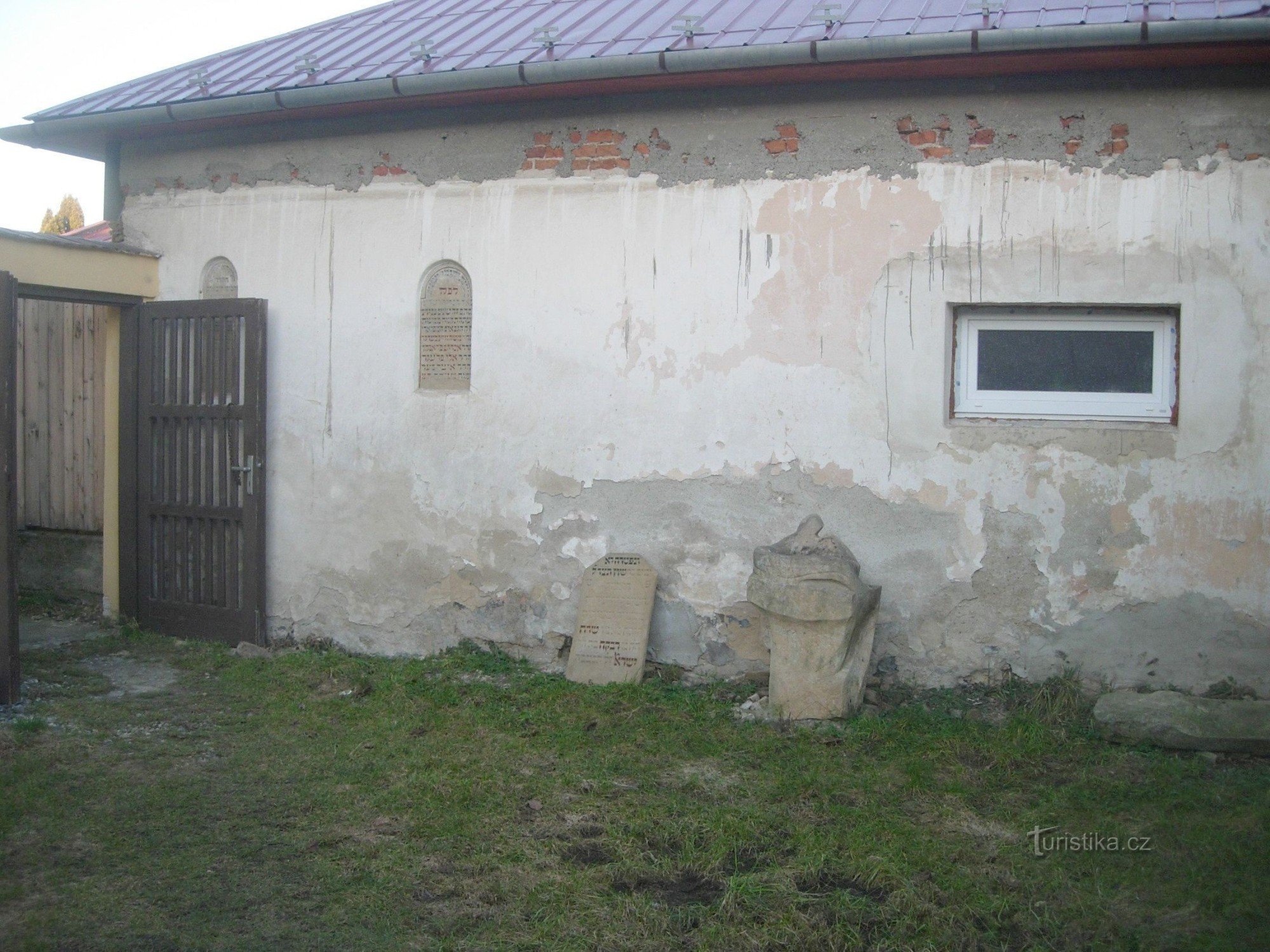 Am Eingang zum Jüdischen Friedhof