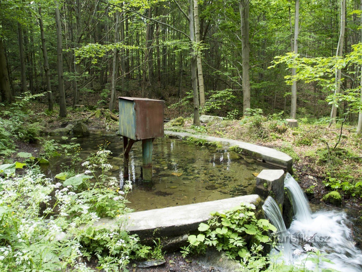 Na izvoru je mala brana
