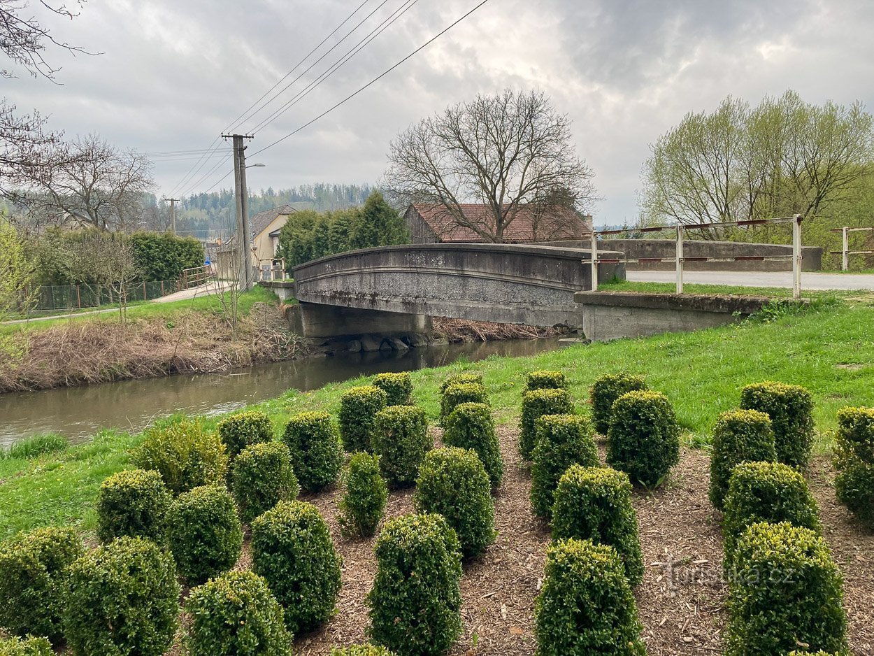 Na zahodni strani mostu je majhen park