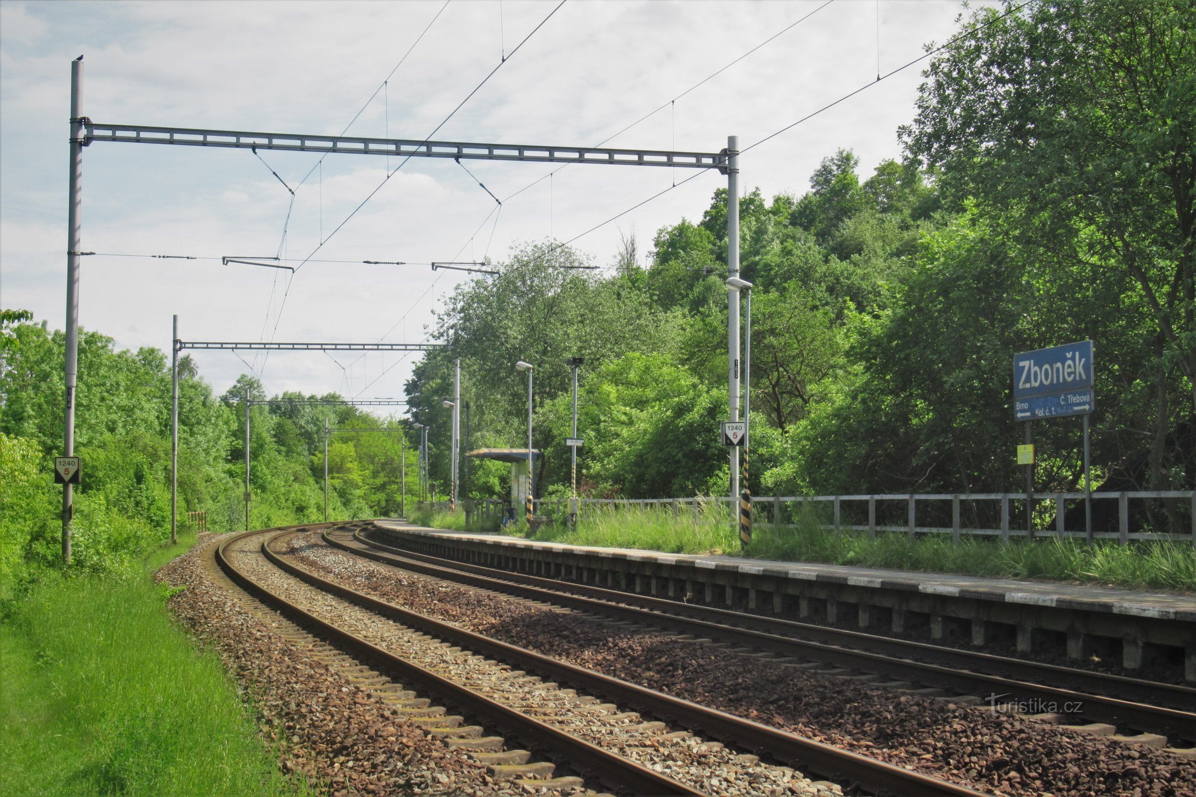 An der Haltestelle in Zboňek