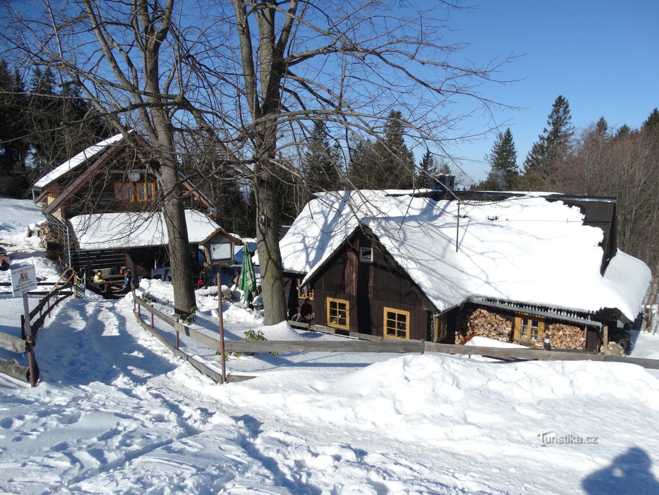 U Zbuja - pohled z příjezdové cesty (únor 2015)