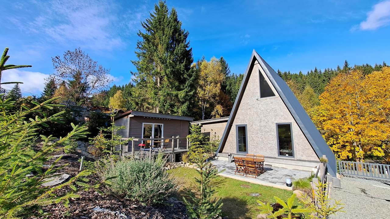 UBYTOVÁNÍ POD TŘEMI KAMENY - PODZIM