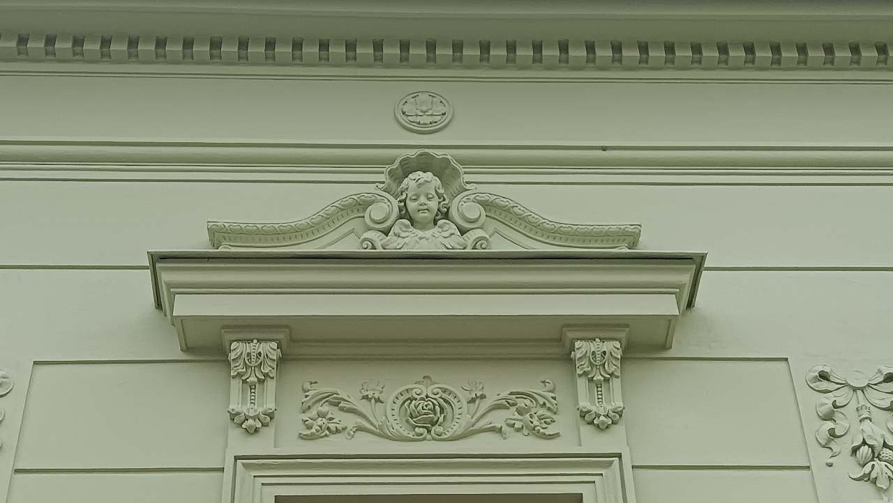 U Vladař boende - detalj av fasaden