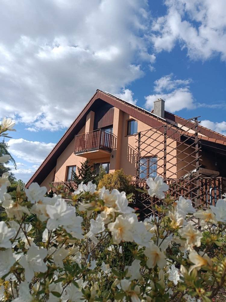 Ubytování v zahradě - Domeček s krásnou kvetoucí zahrádkou