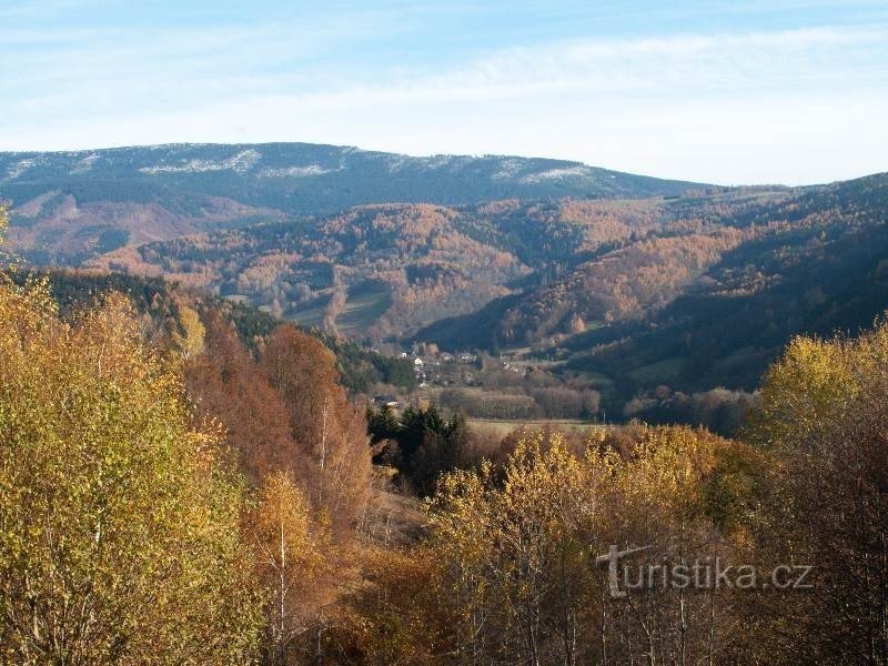 Merty-Tal mit Bergrücken