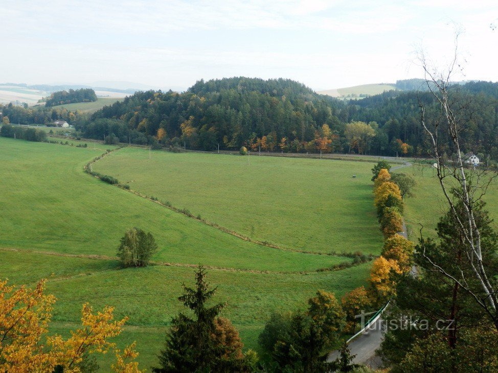 Valle bajo la roca