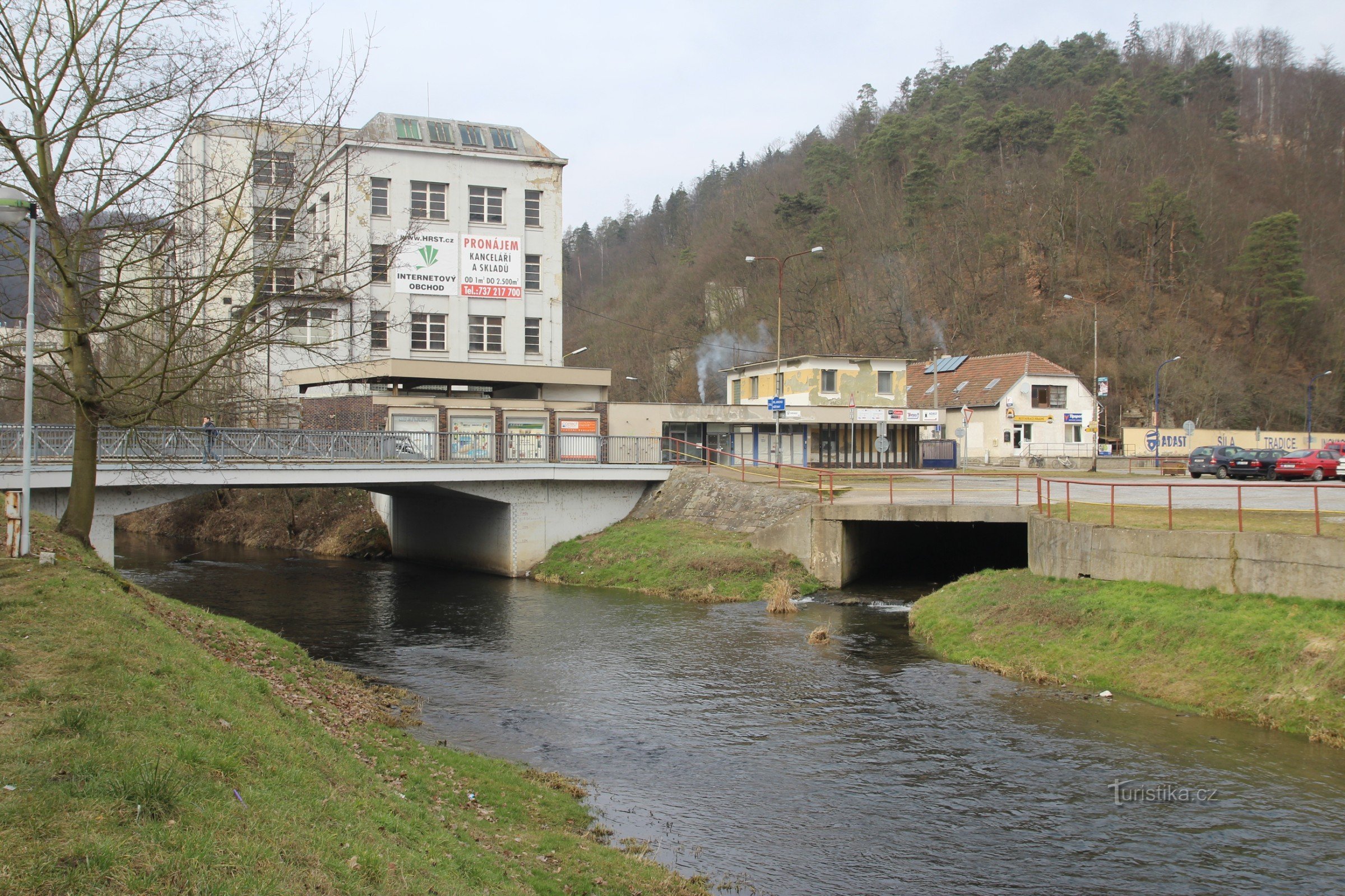 El valle Svitava en Adamov en la confluencia con el arroyo Křtinský