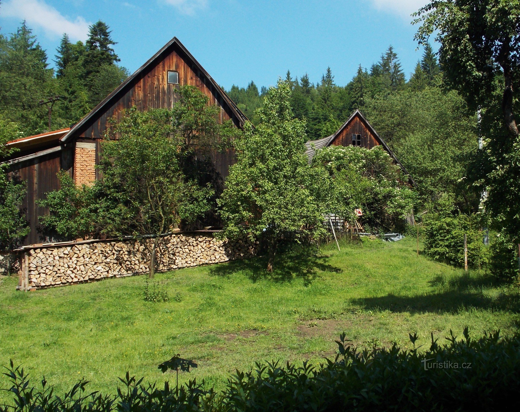 A través del valle de Velké Skalník - una parte local de Vsetín