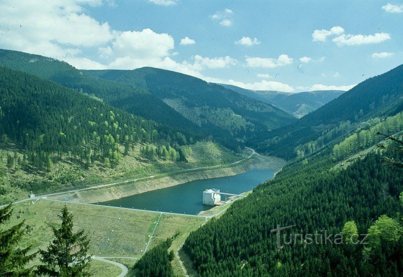 Embalse del valle de Dlouhá Stráná desde Tupé vrch