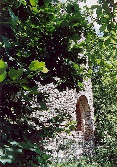 Uherčice: una ruina artificial en el parque