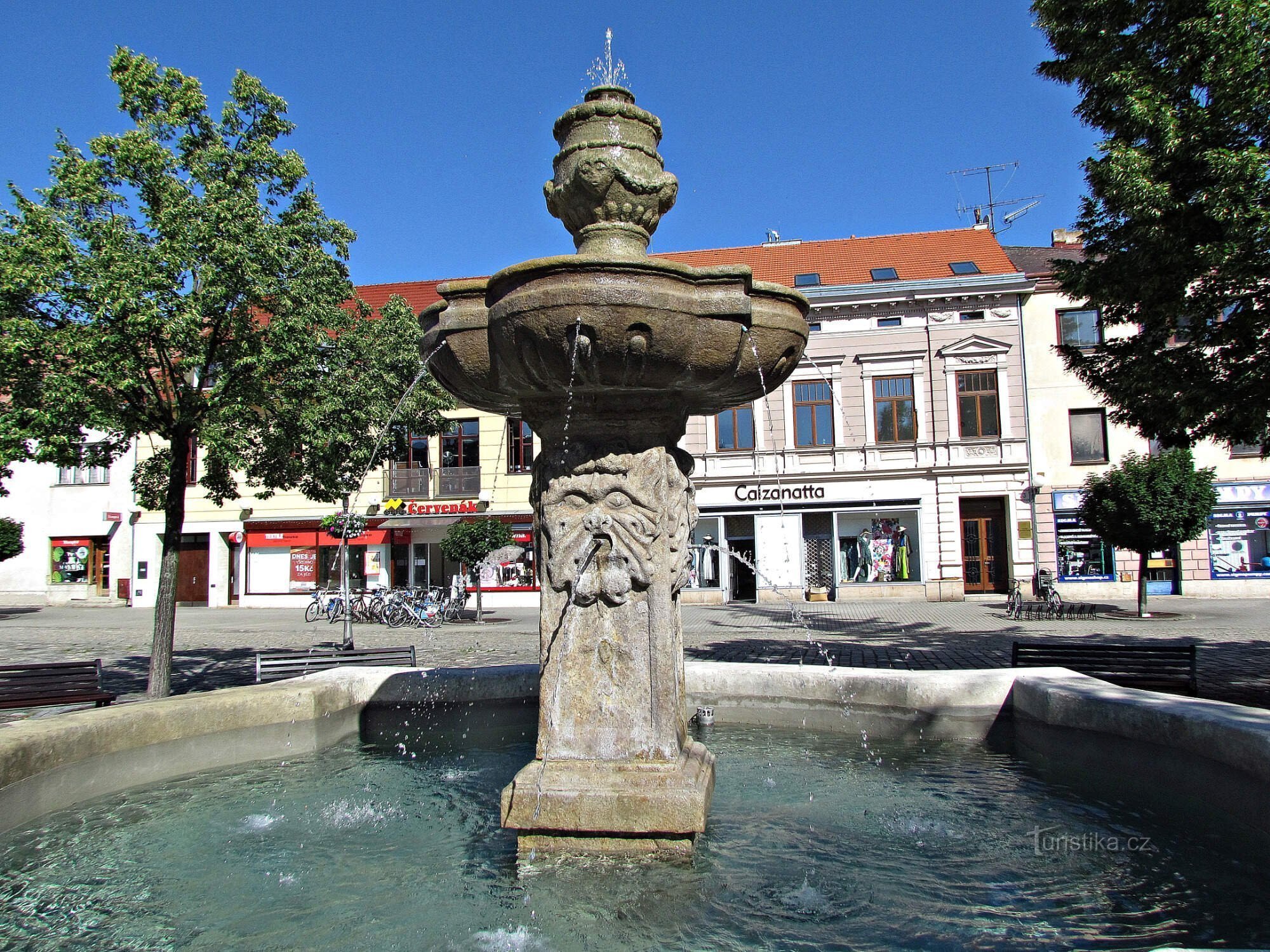 Uherské Hradiště - fontana su Mariánské náměstí