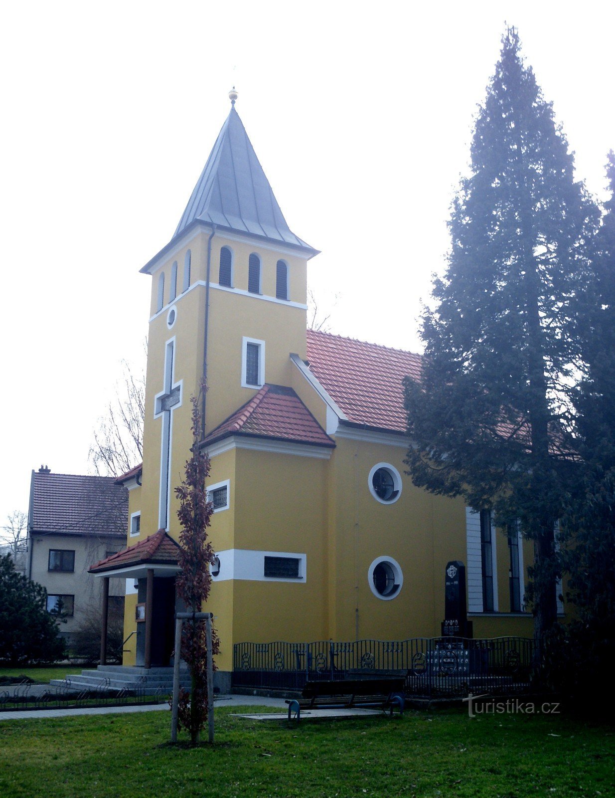 Uherské Hradiště - kyrkan St. Vår Fru av Rosenkransen i Jarošov