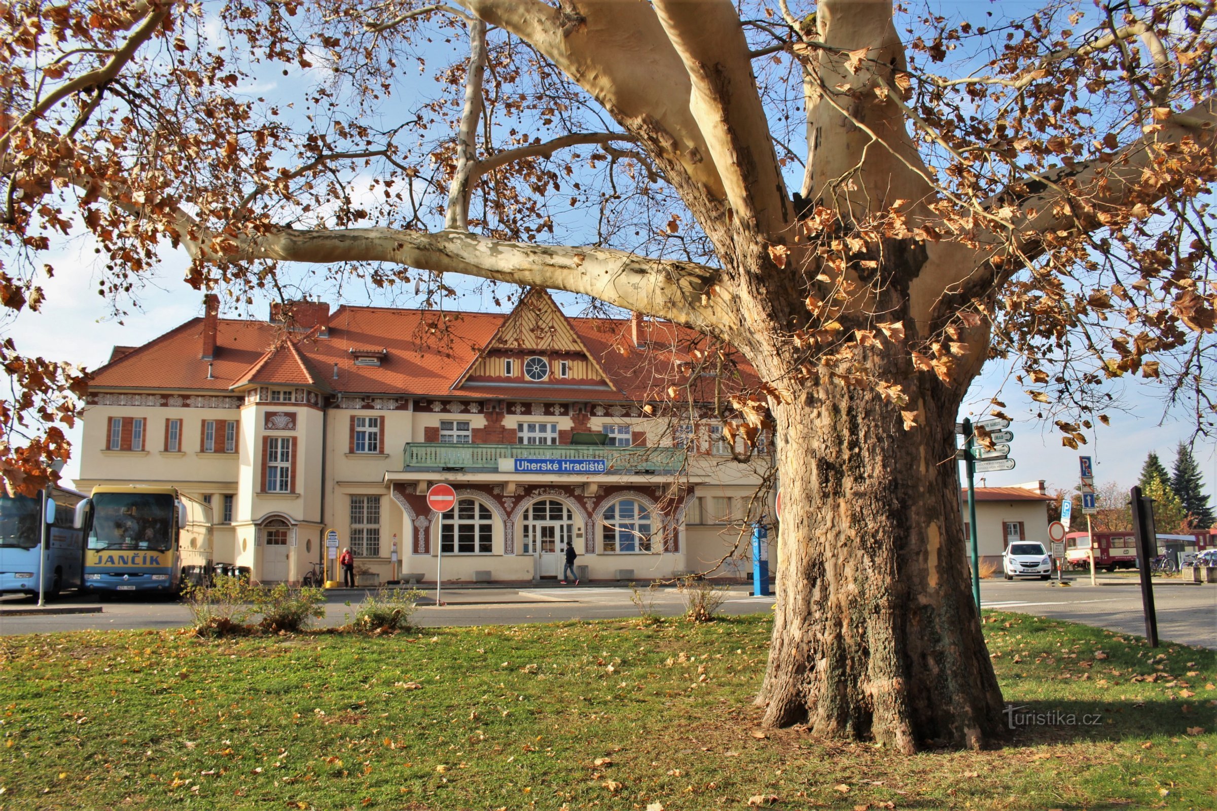 Uherskohradiště railway station from the memorial plane tree