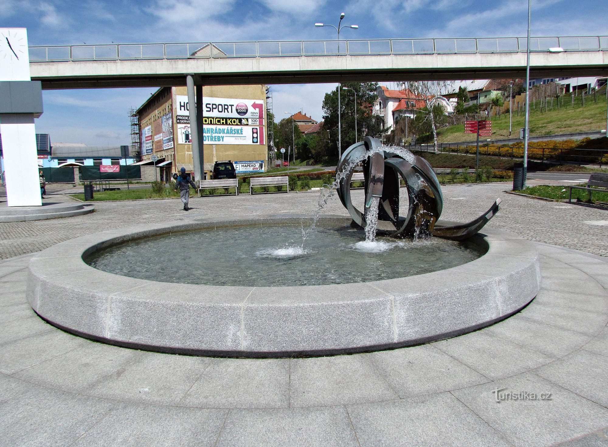 Uherský Brod - szökőkút az állomás mellett