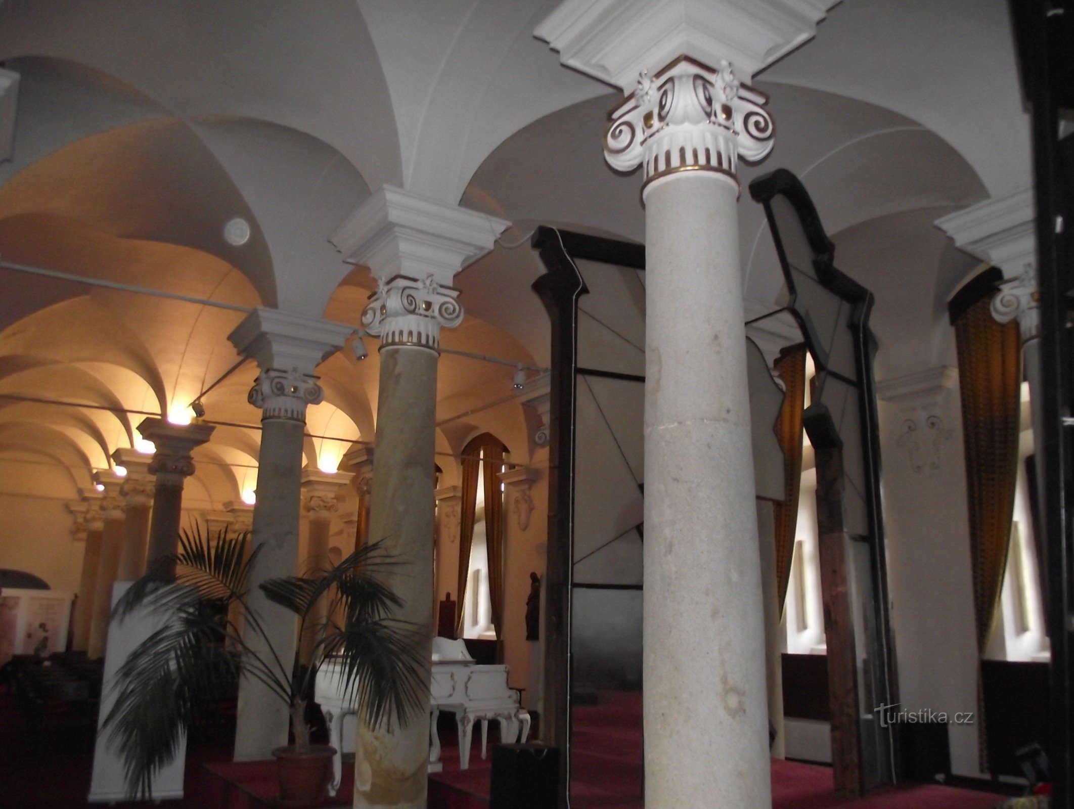 Uherský Brod – Sala de columnas (castillo)