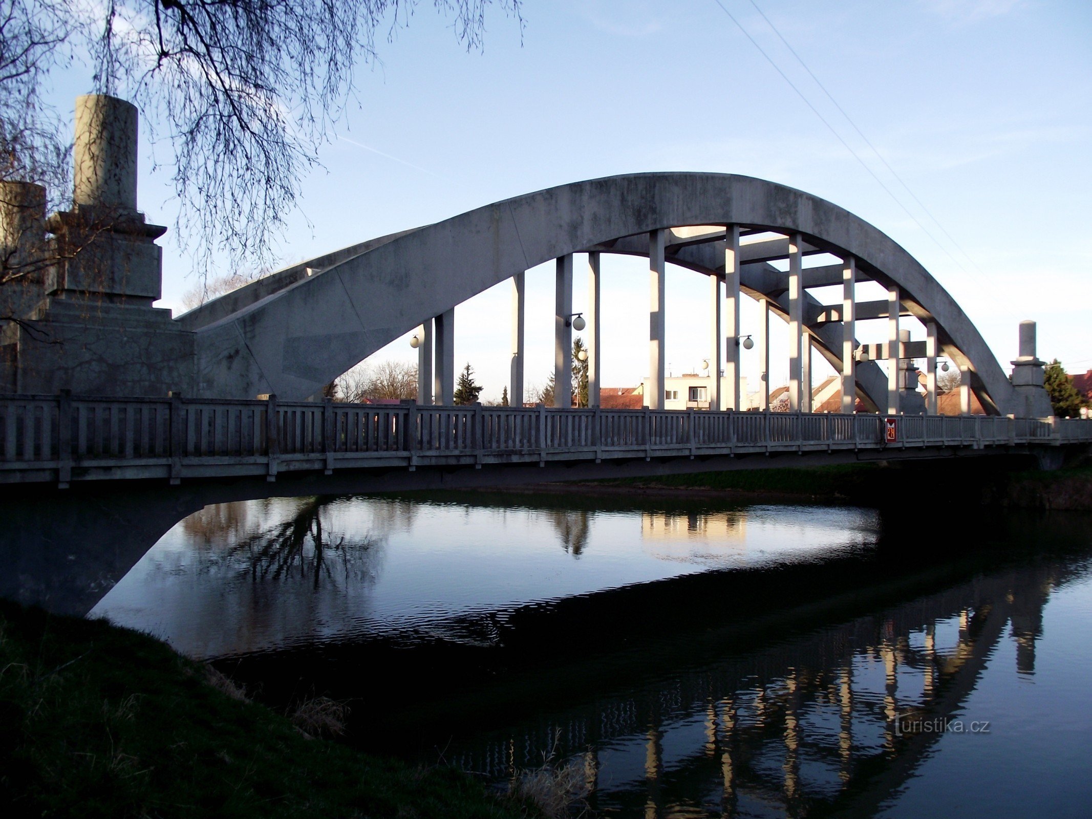 Uherský Ostroh – ločni most