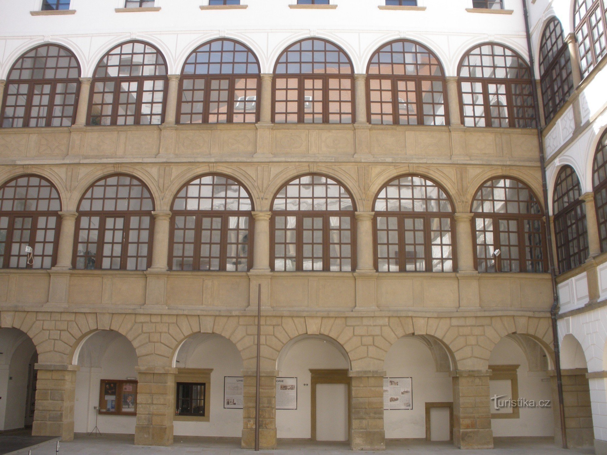 Patio del castillo de Uherský Ostroh