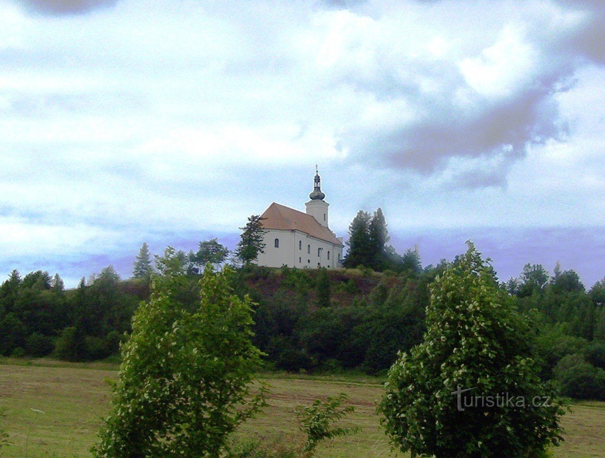 Uhlířský vrch (671,7 m) met een kerk en een voormalige steengroeve - Foto: Ulrych Mir.