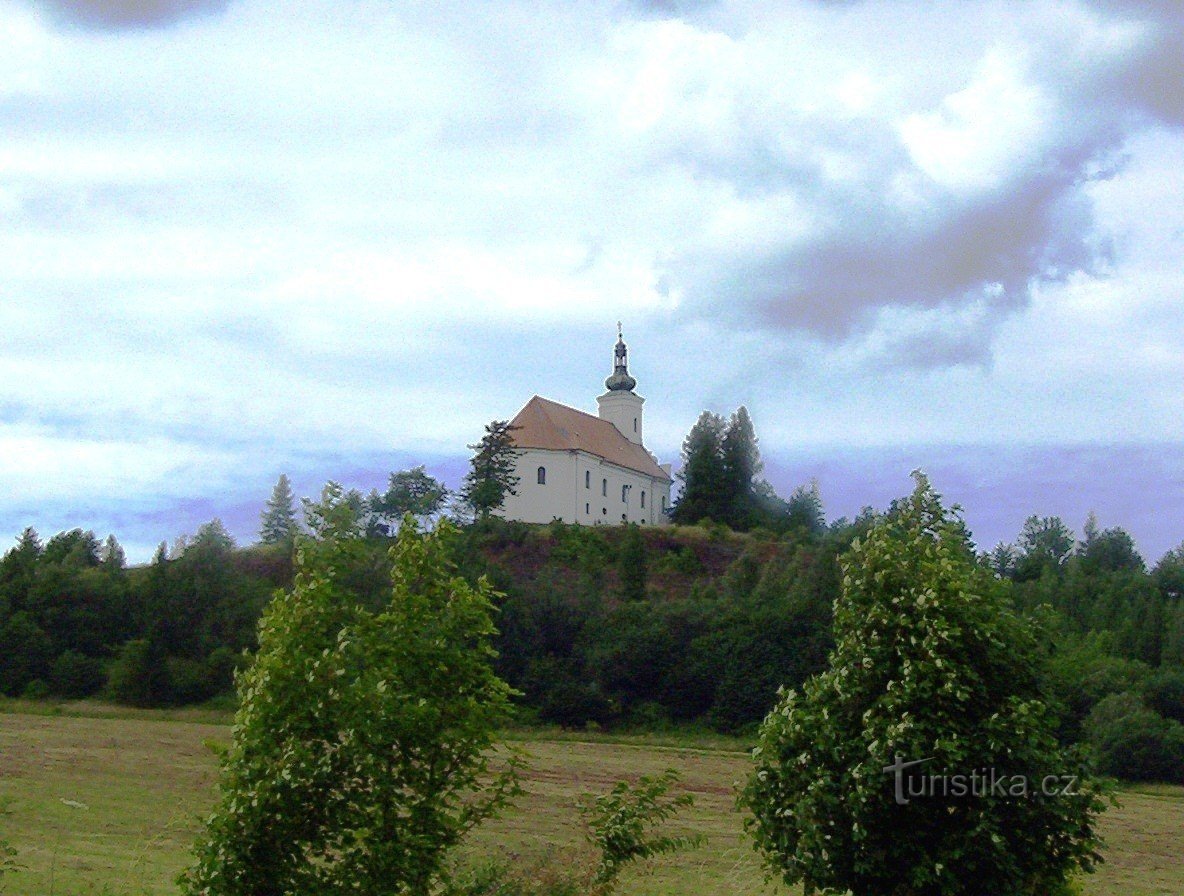 Углиржский врх (671,7 м) с костелом и бывшей каменоломней - Фото: Ульрих Мир.