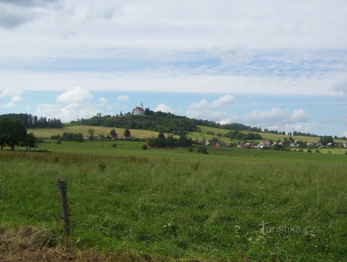 Uhlířský vrch (671,7 m)、教会とモラヴィア シレジア コチョフ_写真: Ulrych Mir。