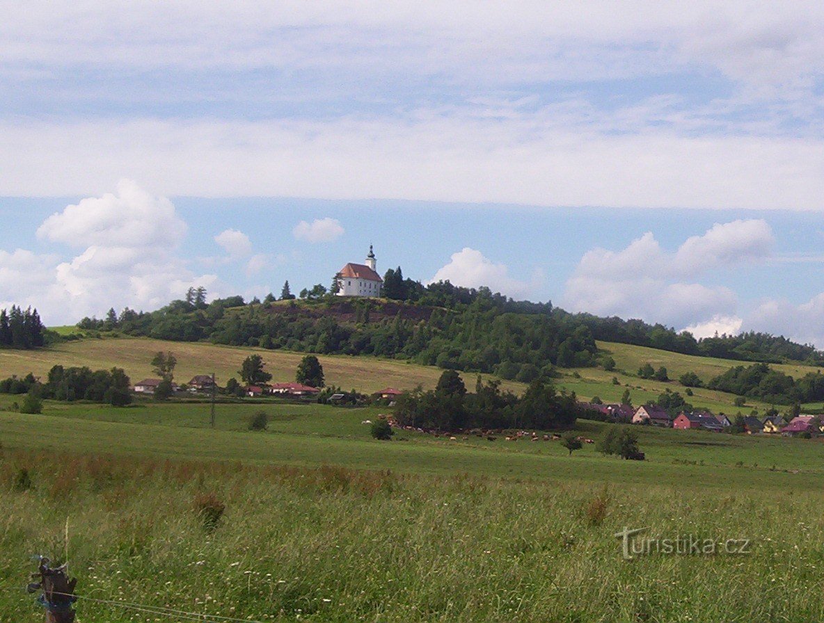 Uhlířský vrch (671,7 m) con iglesia y Kočov de Moravia-Silesia Foto: Ulrych Mir.